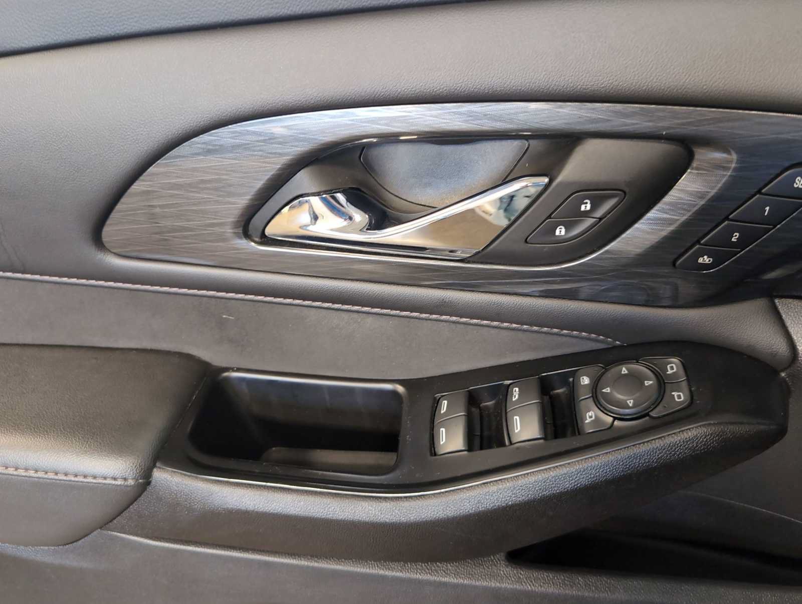Used 2023 Chevrolet Traverse High Country FWD image 24