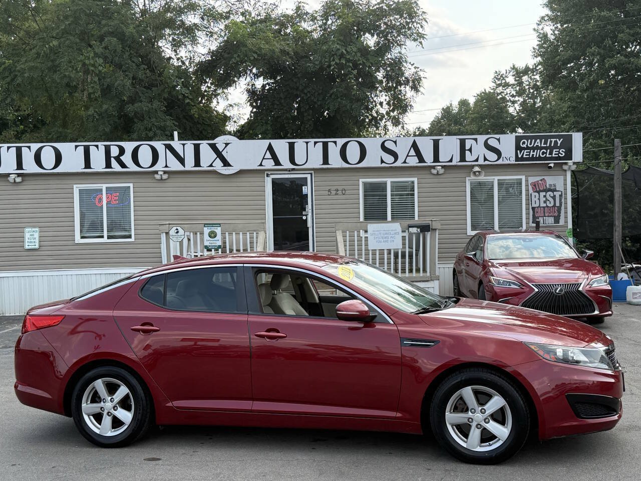Used 2011 Kia Optima LX FWD image 2