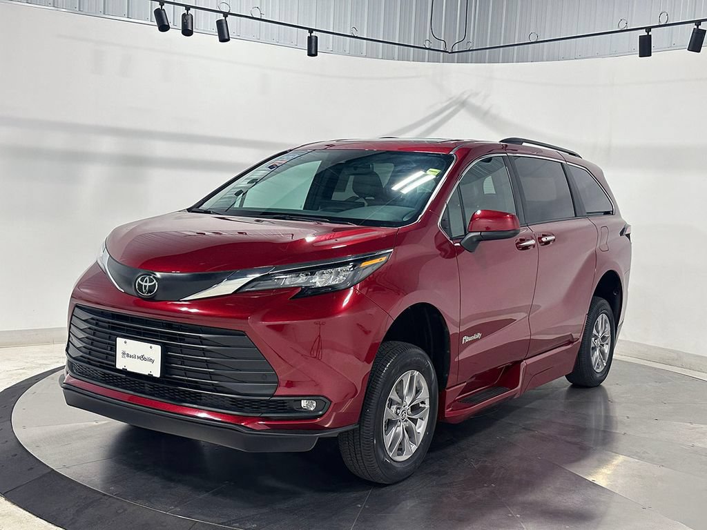 Used 2026 Toyota Sienna XLE FWD image 2