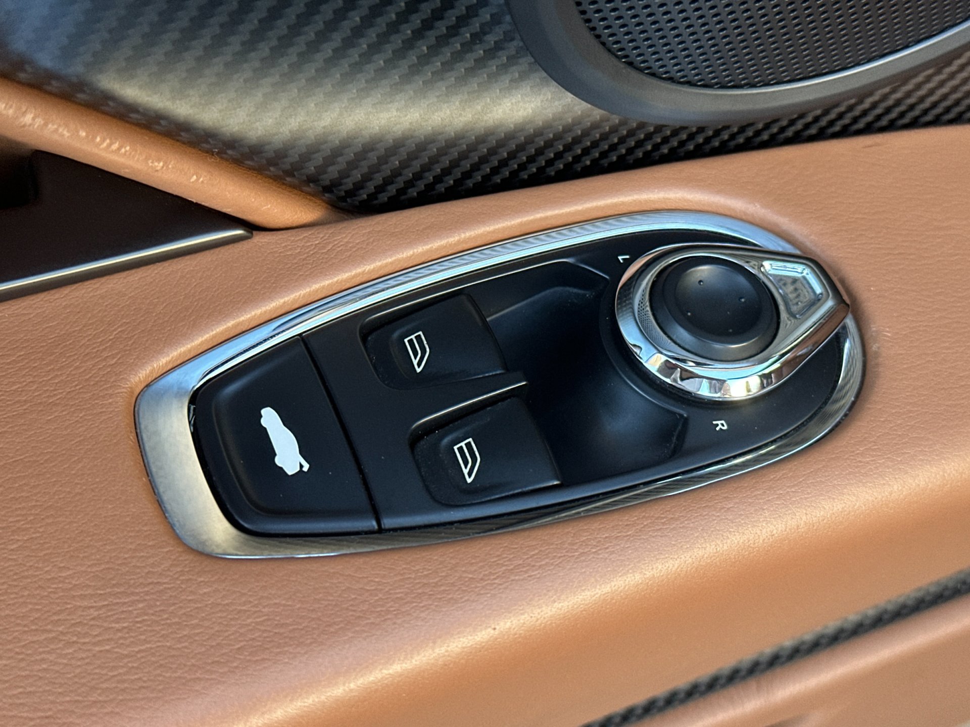 Used 2019 Aston Martin DB11 Volante RWD image 14