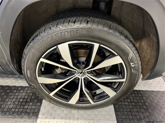 Certified 2024 Volkswagen Atlas SEL Premium R-Line image 16
