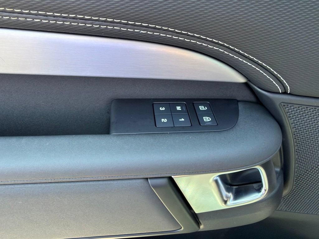 Used 2025 Land Rover Discovery Dynamic SE AWD/4WD image 12
