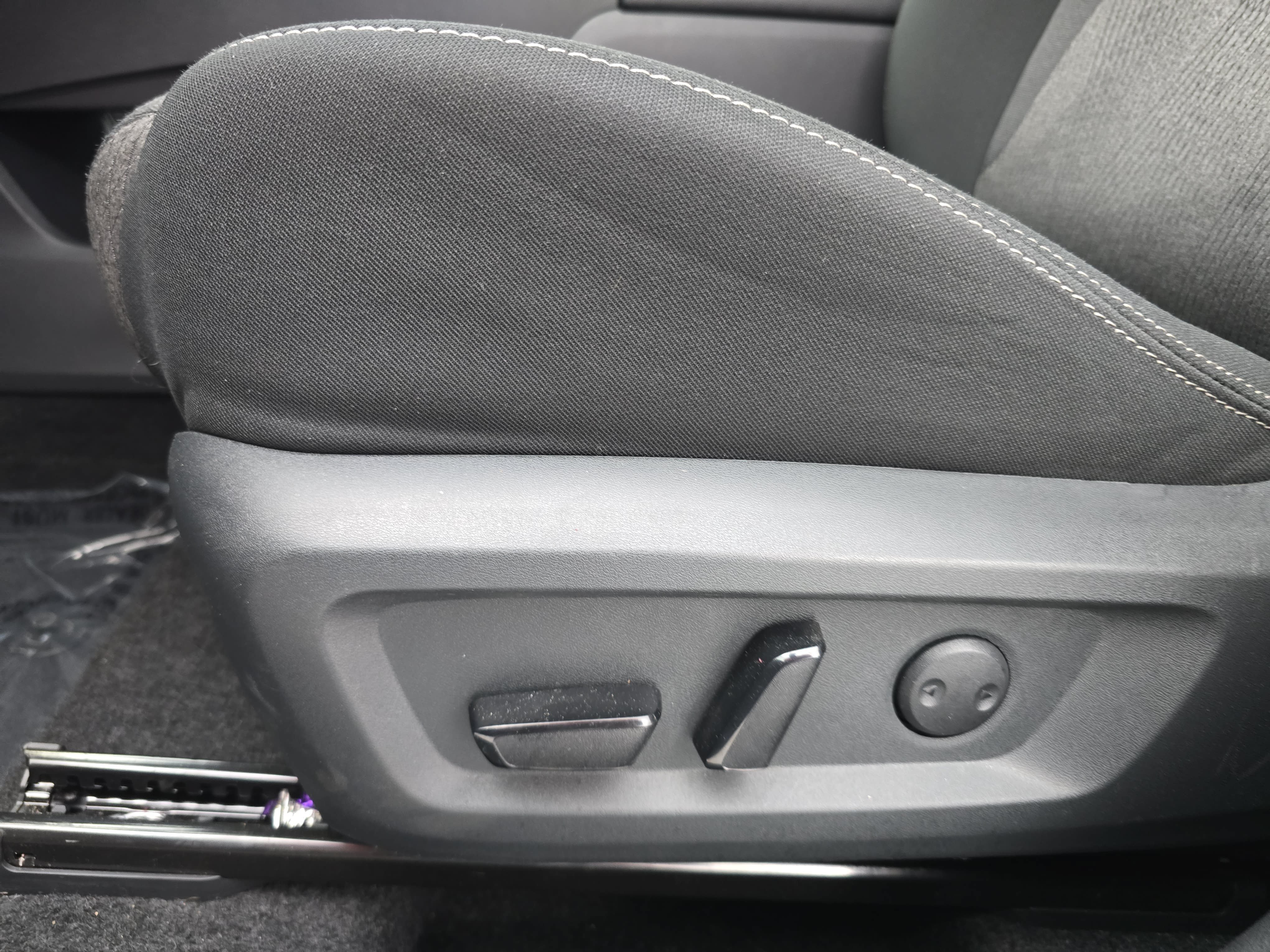 Certified 2025 Nissan Rogue SV FWD image 28