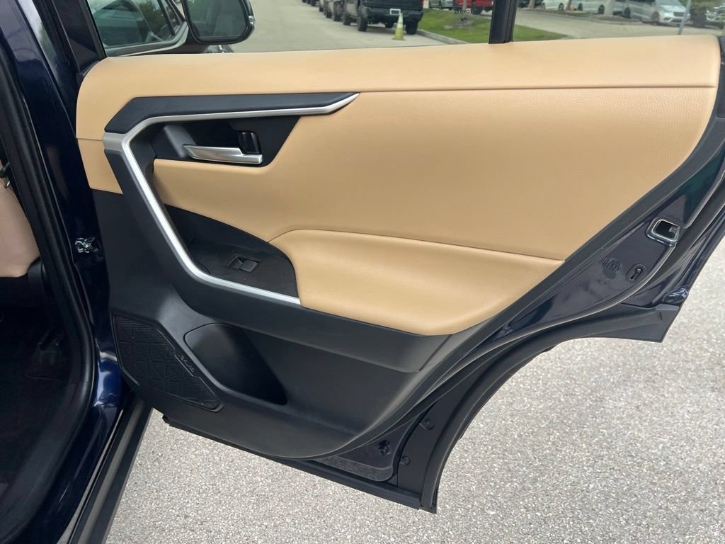 Used 2021 Toyota RAV4 XLE w/ Convenience Package FWD image 18