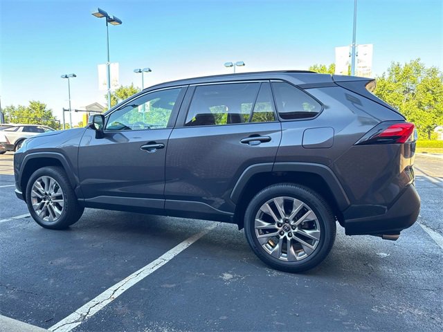 Used 2021 Toyota RAV4 XLE Premium image 4