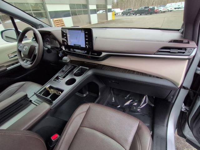 Used 2024 Toyota Sienna Platinum image 29