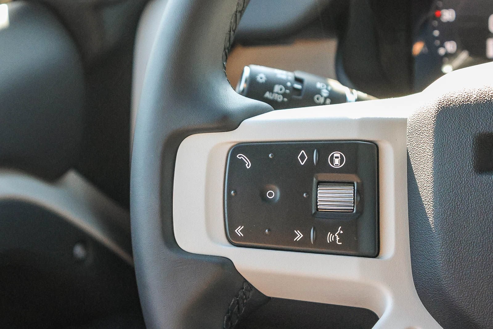 New 2026 Land Rover Defender 110 X-Dynamic SE AWD/4WD image 36