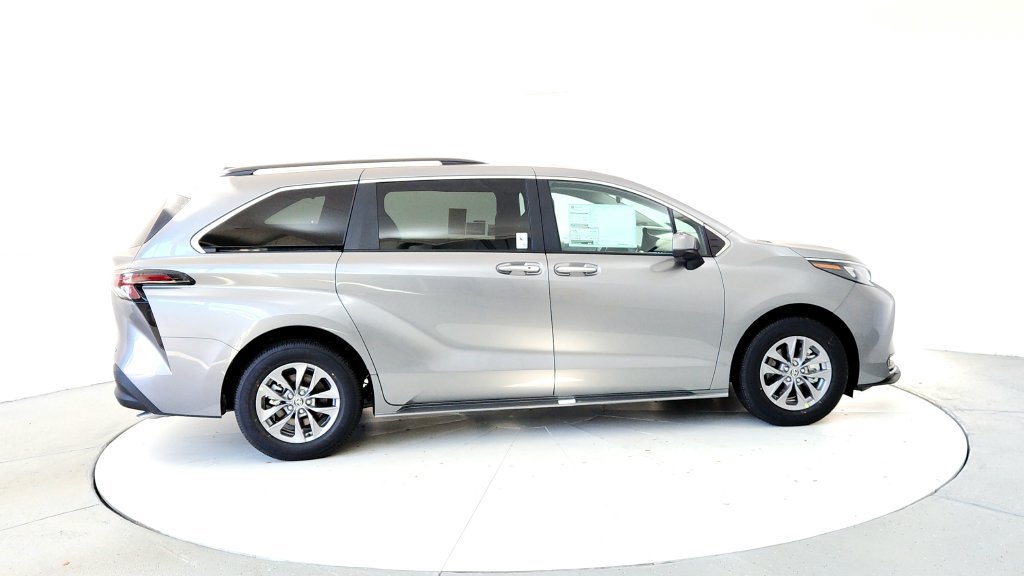 New 2026 Toyota Sienna XLE AWD/4WD image 6