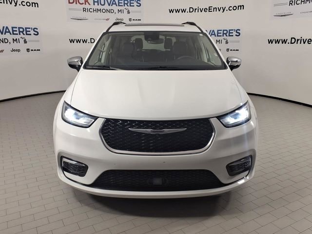Used 2023 Chrysler Pacifica Limited image 2