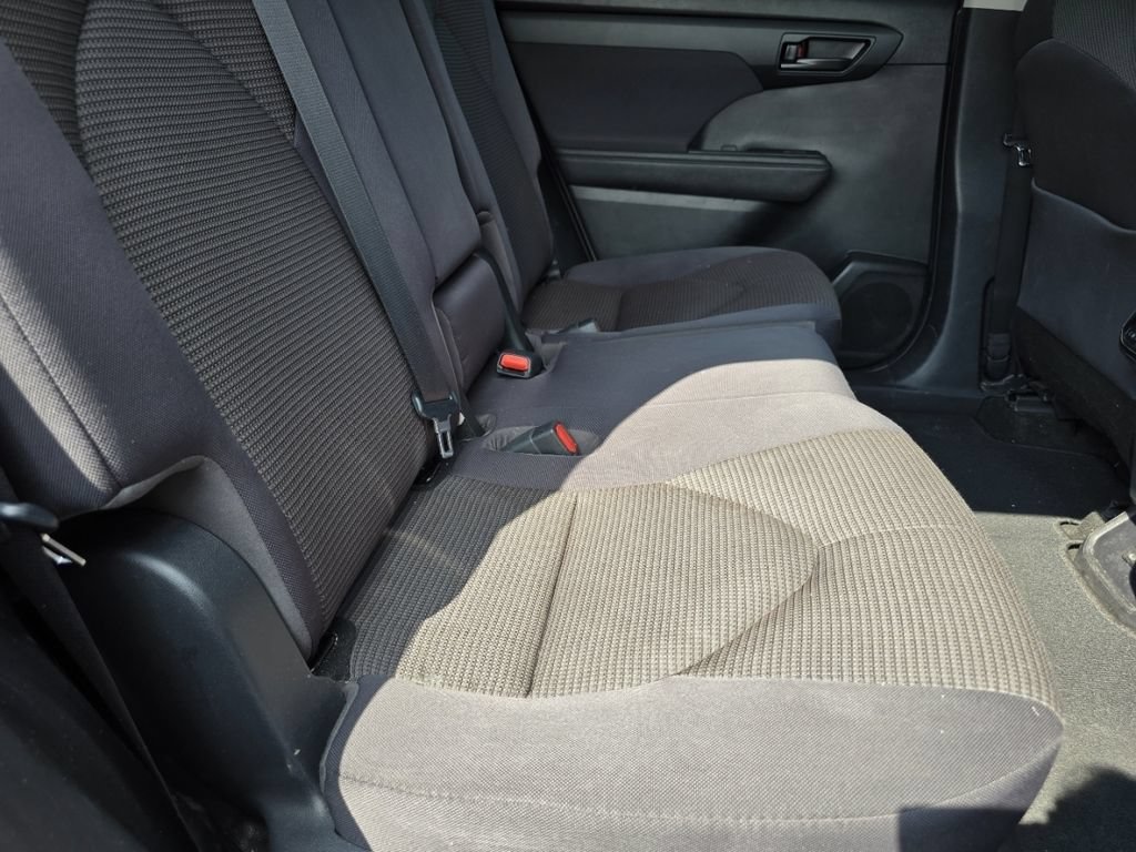 Used 2023 Toyota Highlander LE AWD/4WD image 19