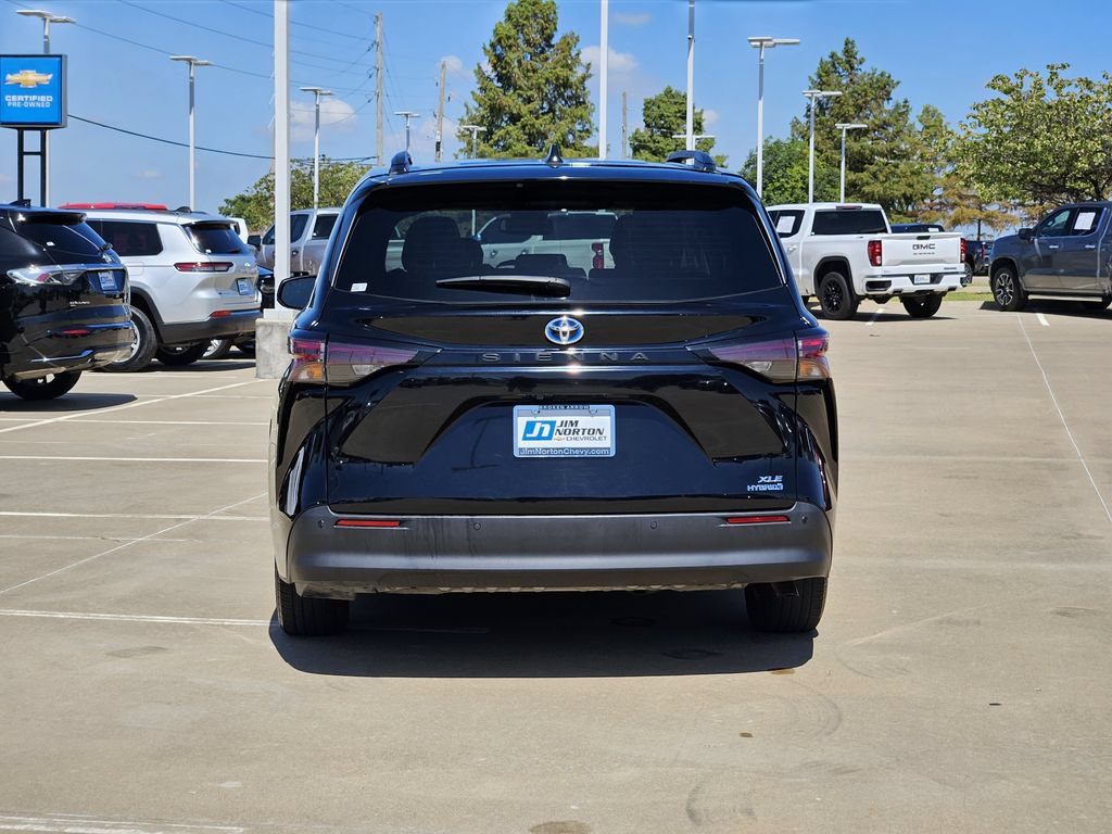Used 2024 Toyota Sienna XLE FWD image 6