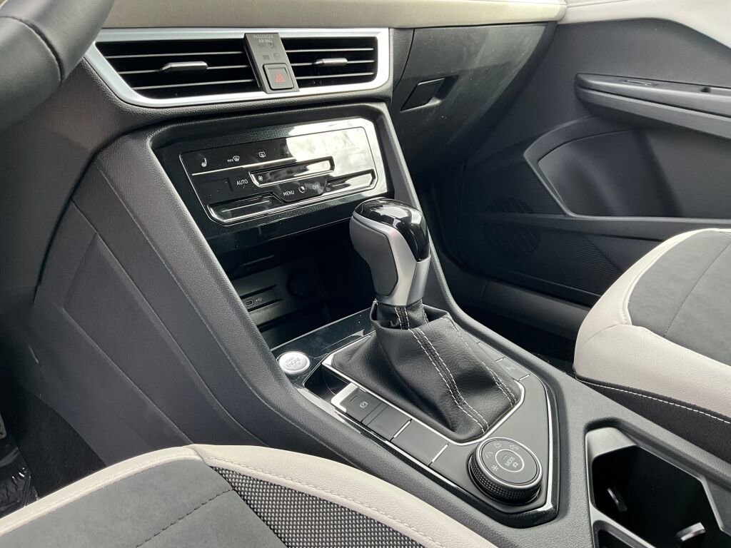 New 2025 Volkswagen Taos SE image 18
