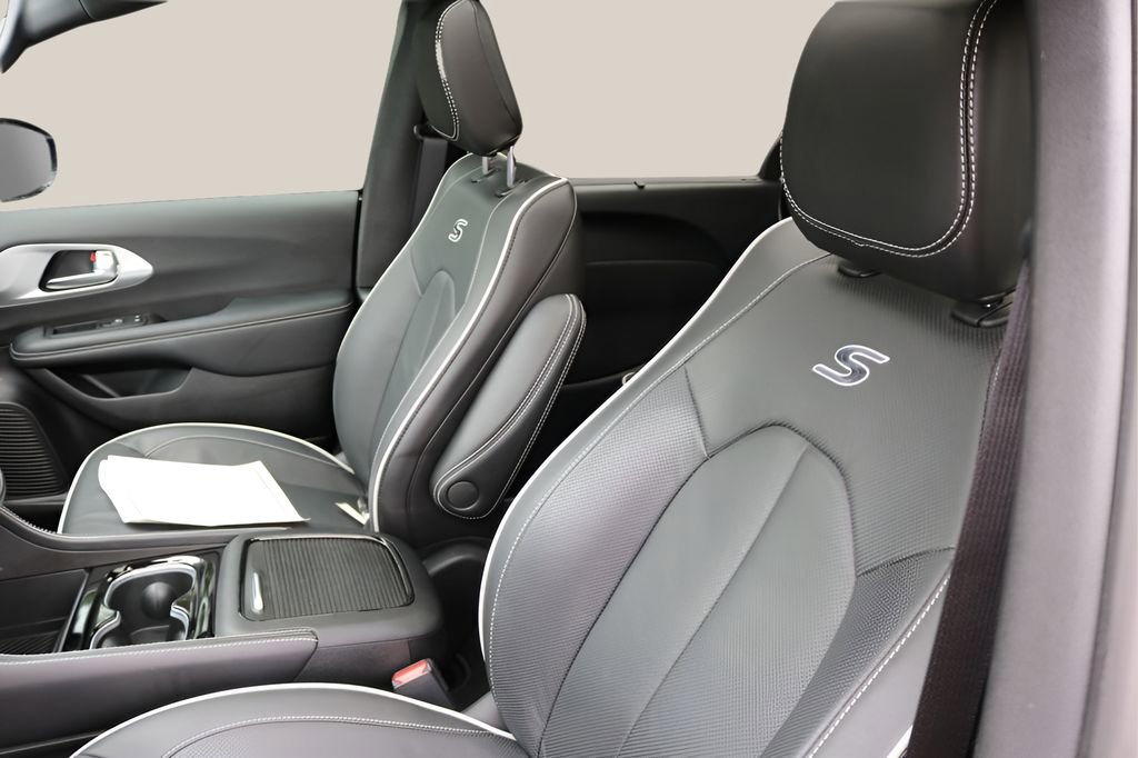 Used 2025 Chrysler Pacifica Limited FWD image 12