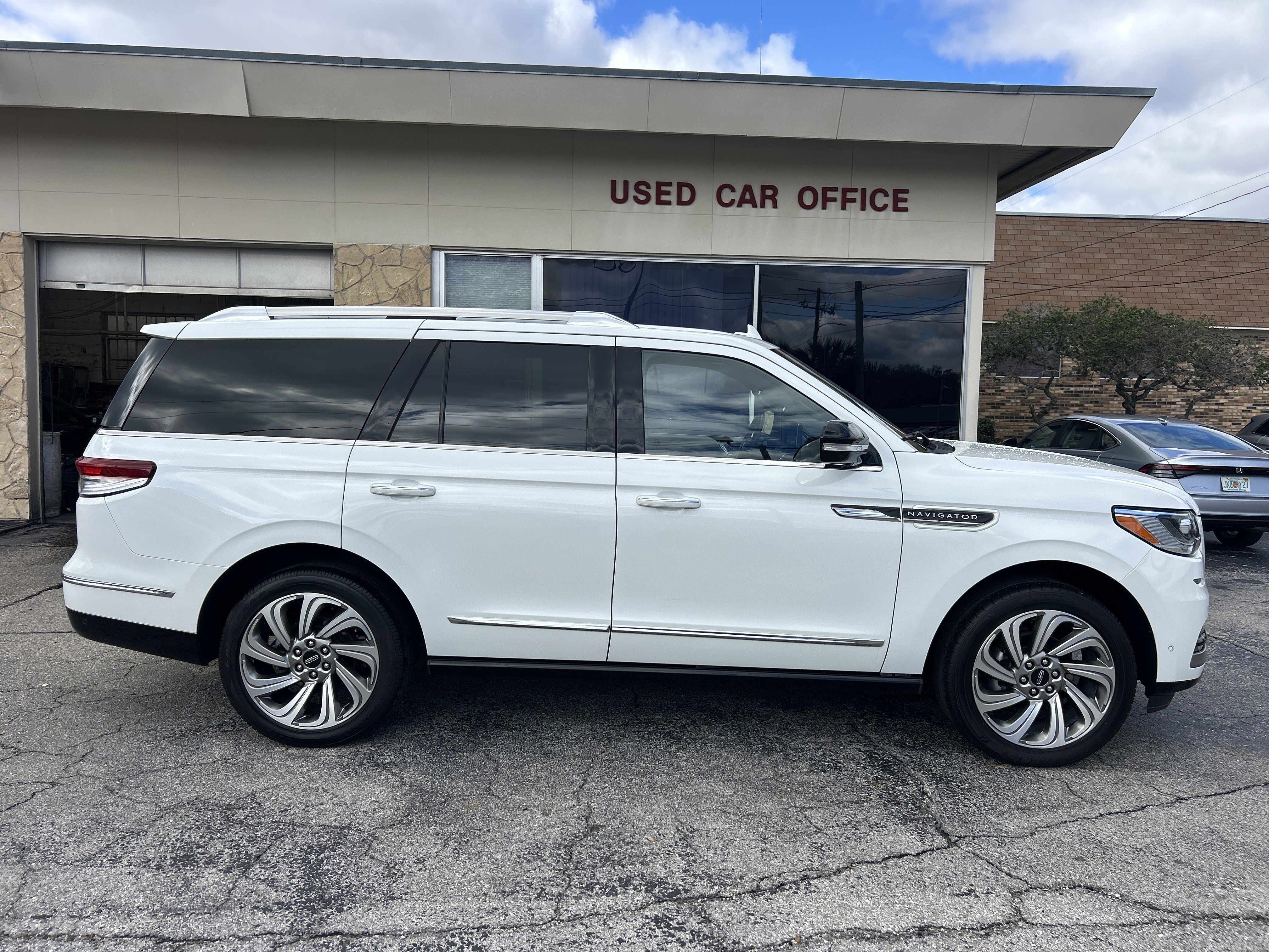 Used 2023 Lincoln Navigator Reserve AWD/4WD image 2