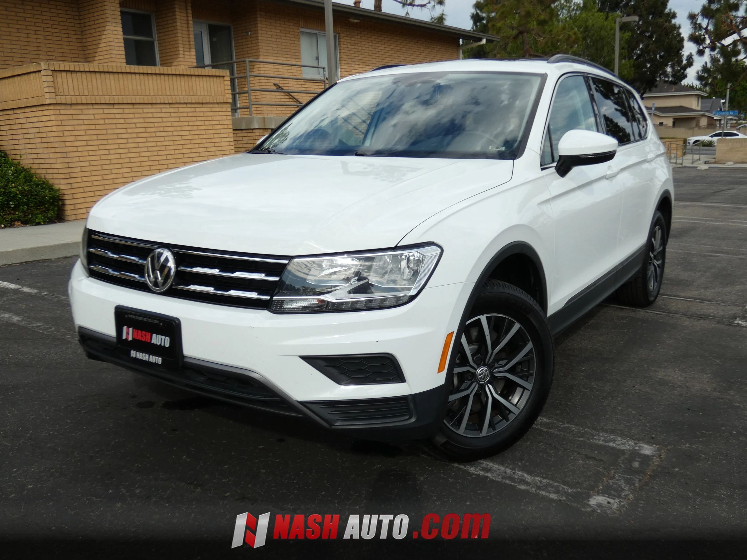Used 2020 Volkswagen Tiguan SE w/ Panoramic Sunroof Package FWD image 4