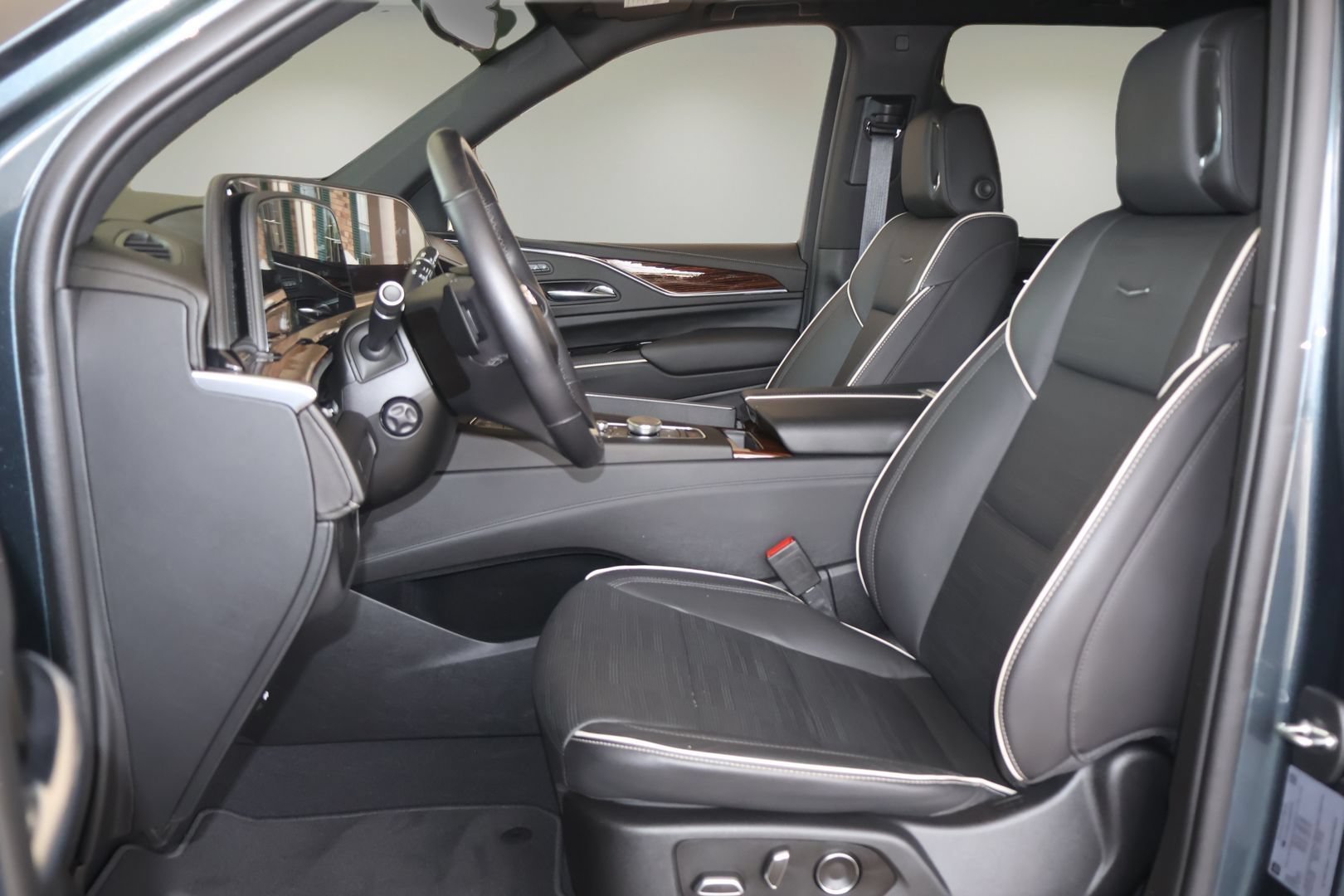 Used 2021 Cadillac Escalade Premium Luxury RWD image 11