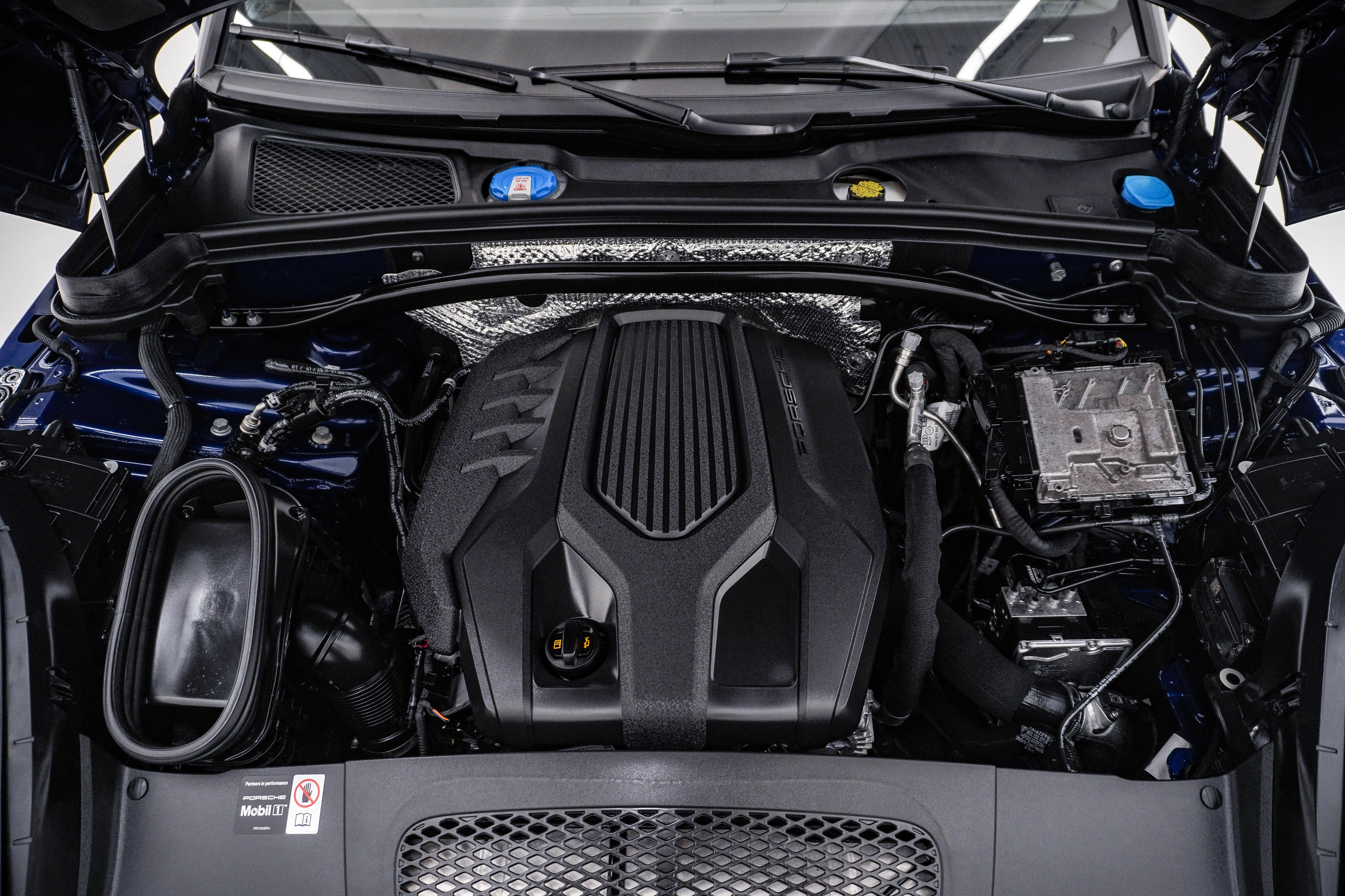 Certified 2026 Porsche Macan AWD/4WD image 29
