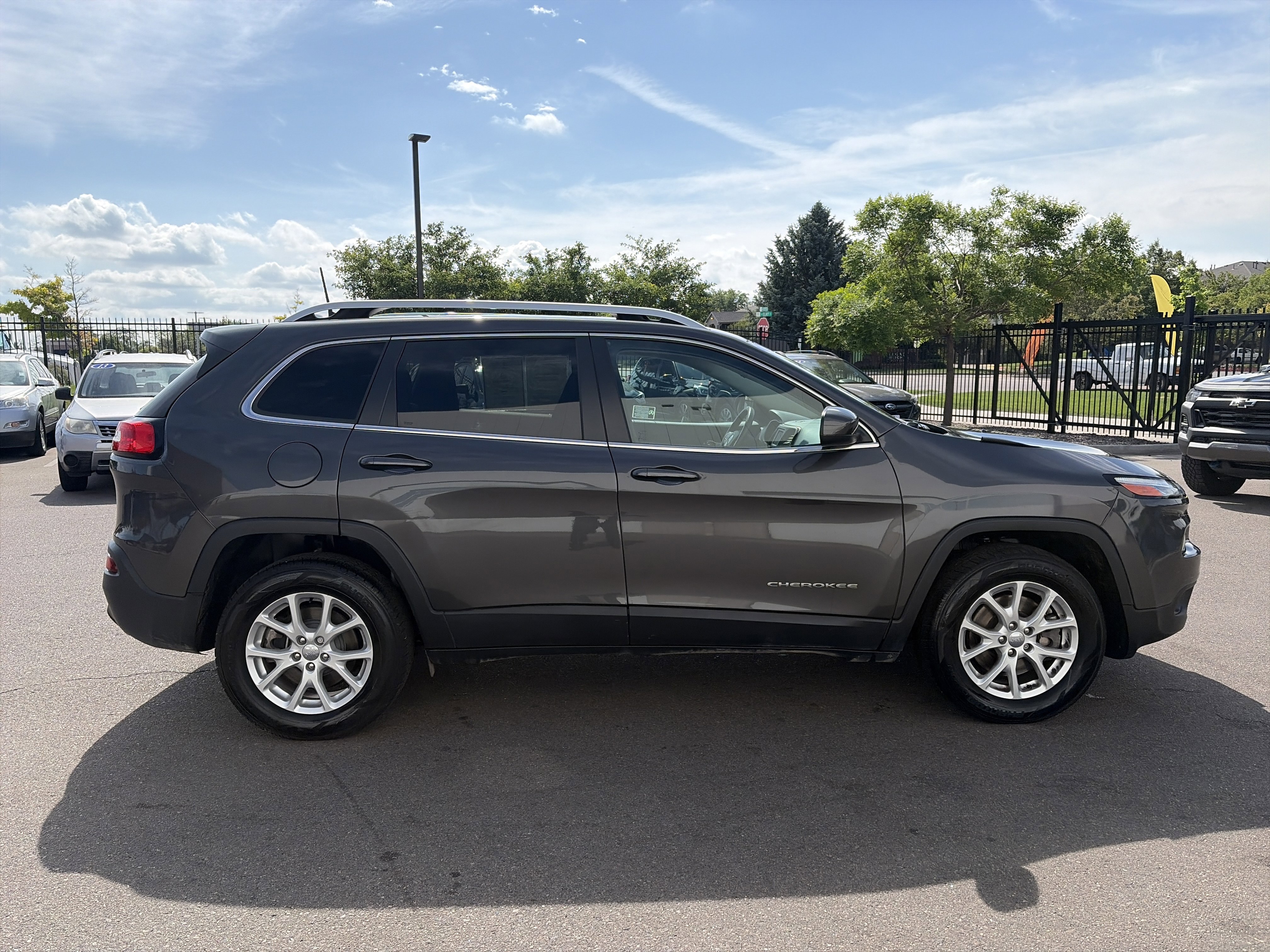 Used 2017 Jeep Cherokee Latitude AWD/4WD image 4