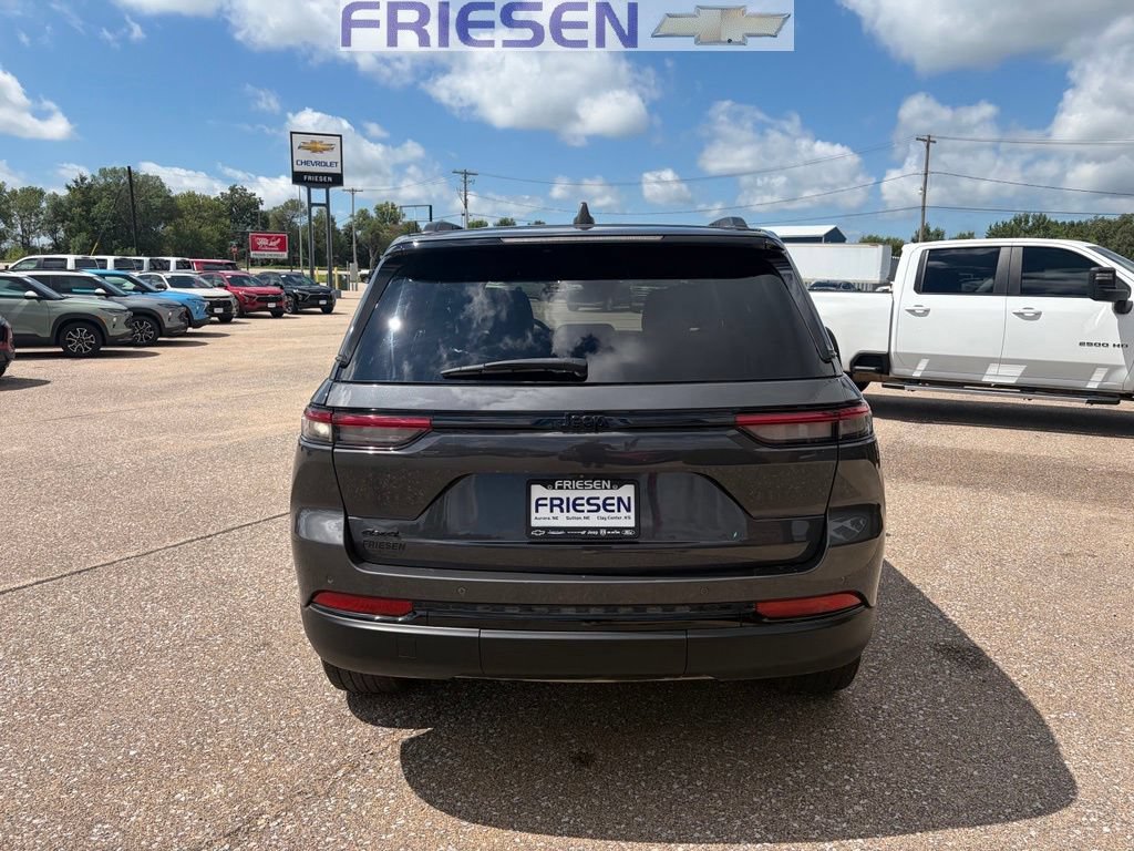 Used 2023 Jeep Grand Cherokee Altitude AWD/4WD image 4