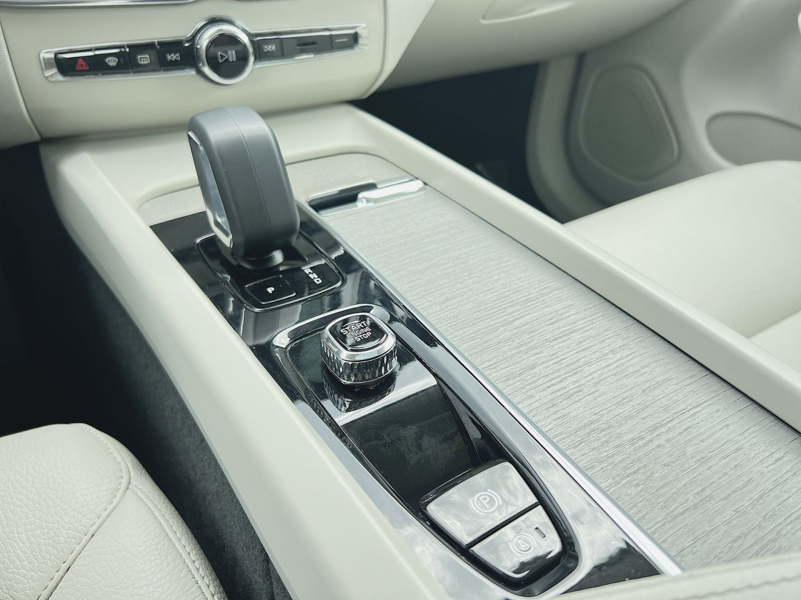 Certified 2023 Volvo XC60 B5 Plus w/ Climate Package image 22