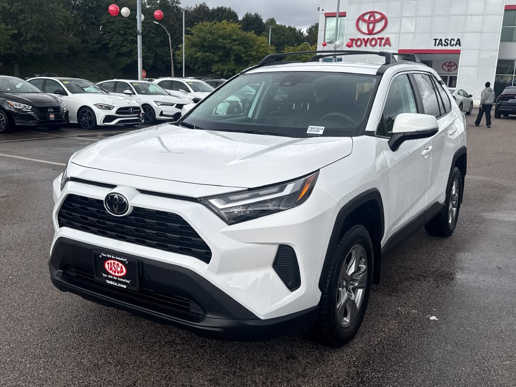 Used 2024 Toyota RAV4 XLE AWD/4WD image 3