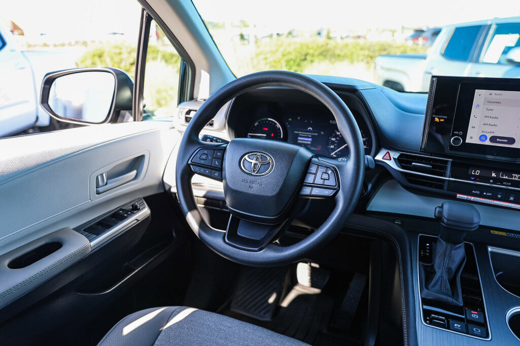 Certified 2026 Toyota Sienna LE image 5