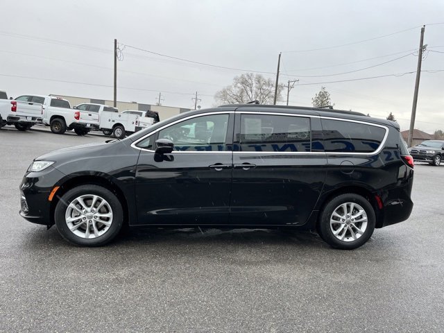 Used 2022 Chrysler Pacifica Touring image 8