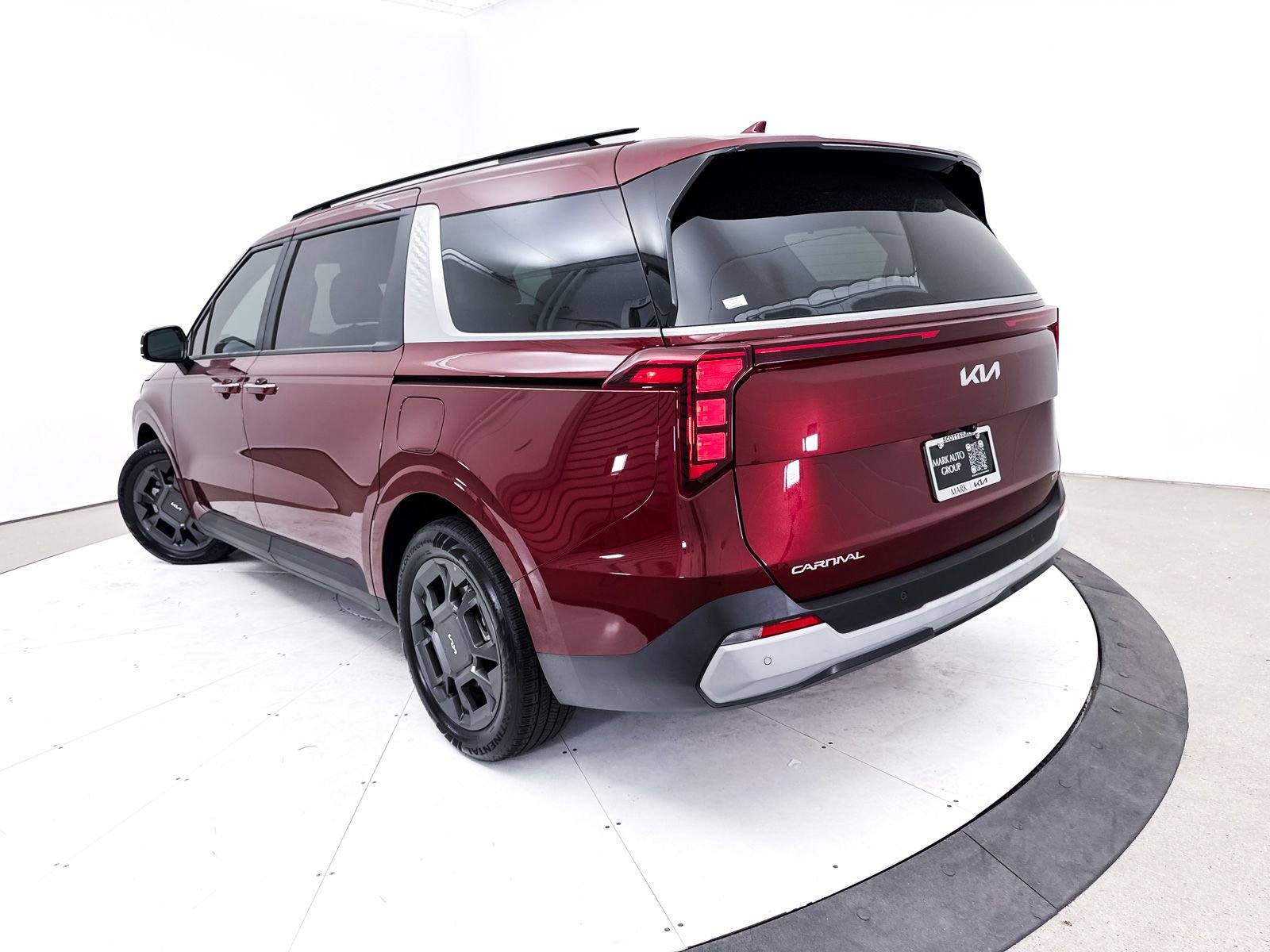 Certified 2025 Kia Carnival EX image 2
