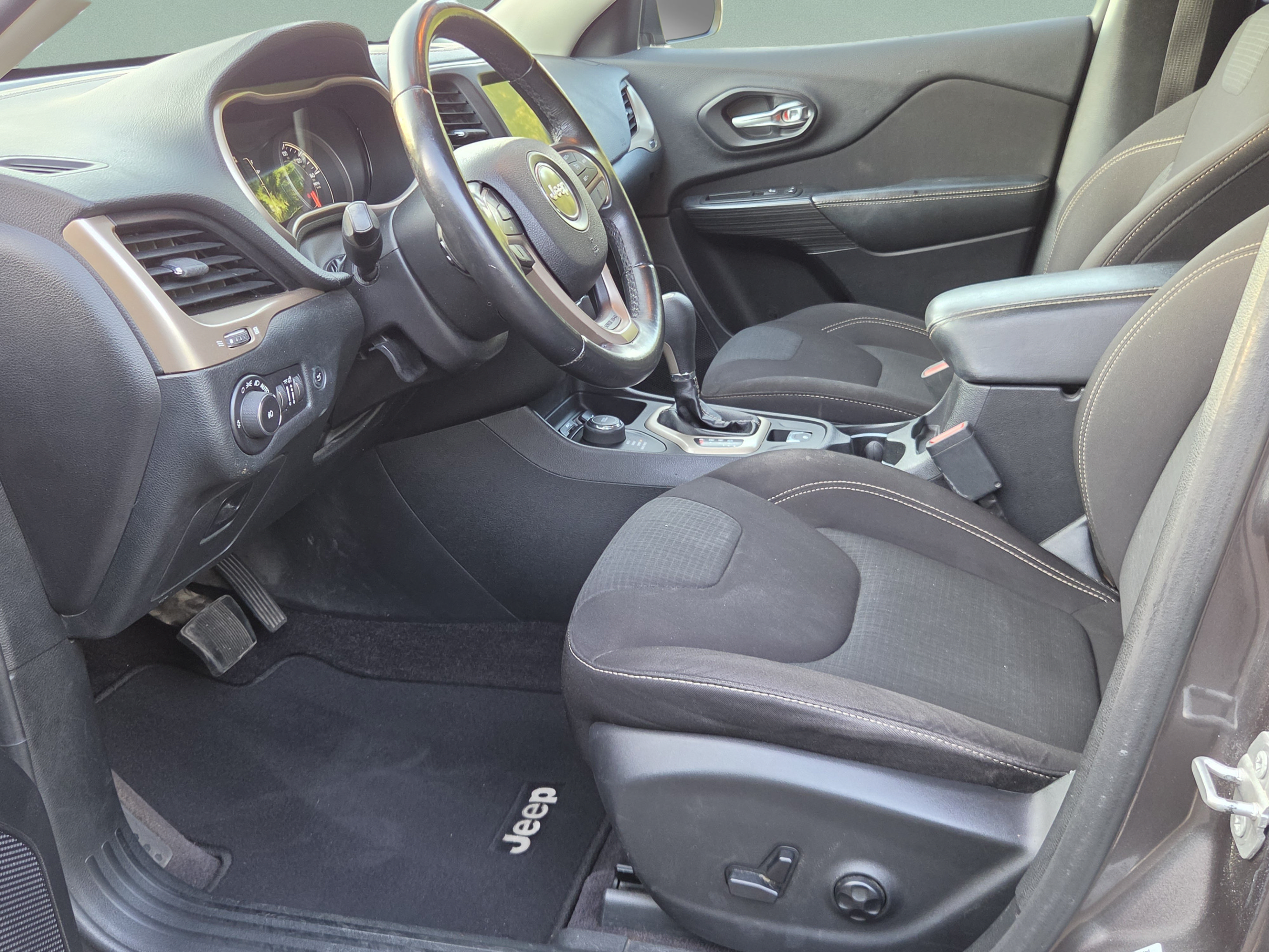 Used 2016 Jeep Cherokee Latitude w/ Comfort/Convenience Group AWD/4WD image 14
