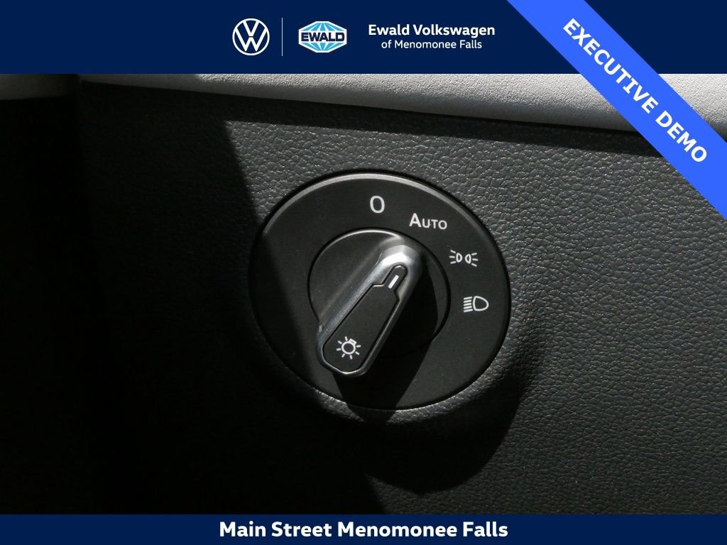 Certified 2025 Volkswagen Taos SE image 13