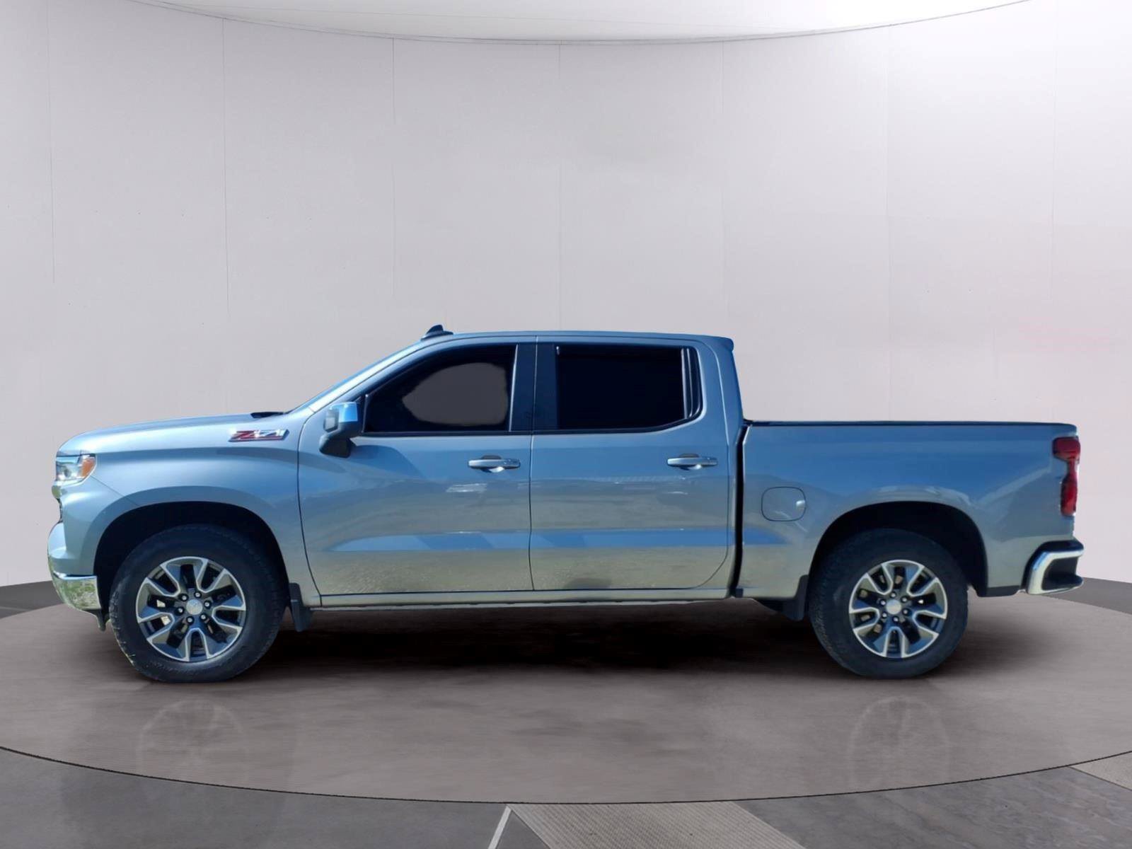 Used 2025 Chevrolet Silverado 1500 LT AWD/4WD image 2