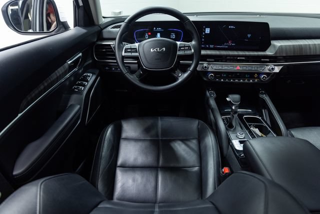 Used 2024 Kia Telluride EX w/ EX Captain's Chair Package FWD image 3