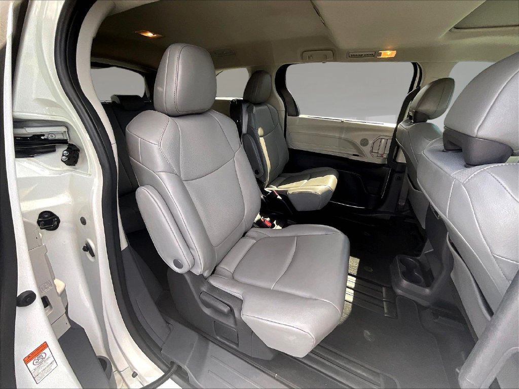Used 2022 Toyota Sienna XLE FWD image 24