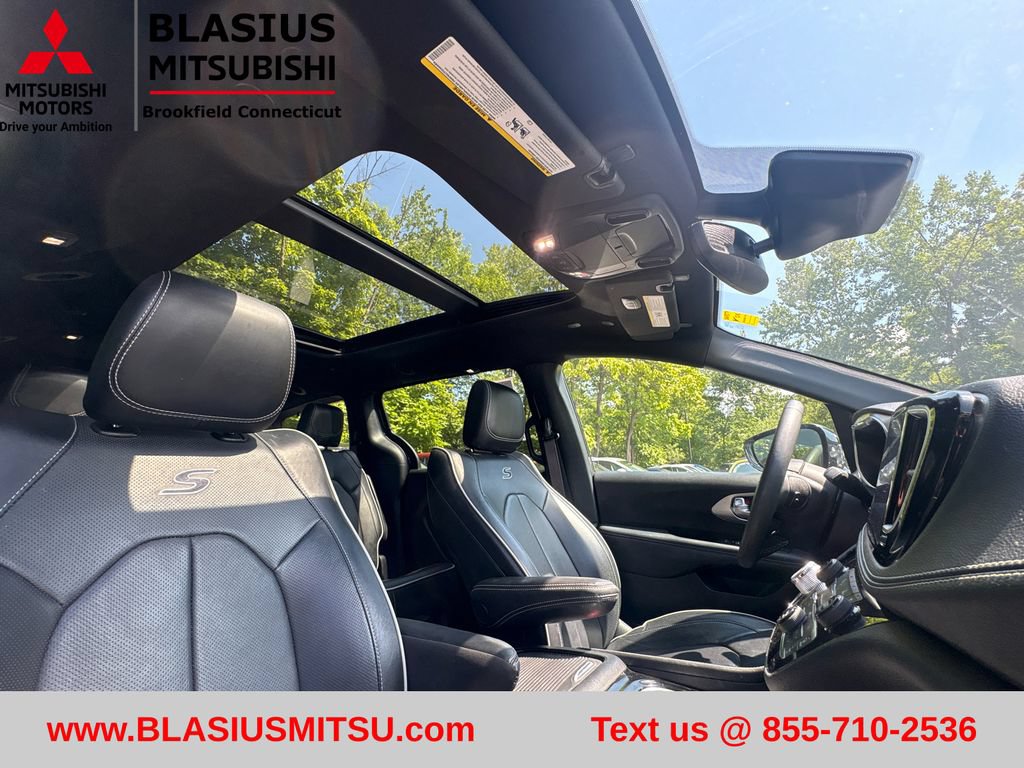Used 2023 Chrysler Pacifica Limited w/ S Appearance Package FWD image 32