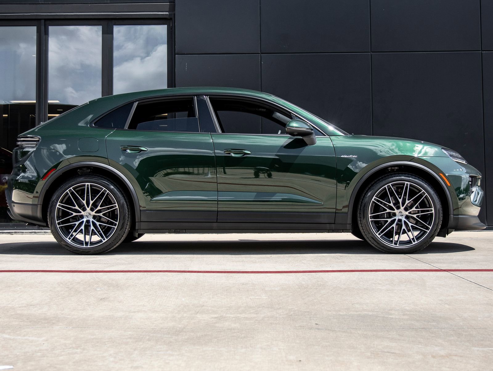 Certified 2025 Porsche Macan 4 Electric image 12