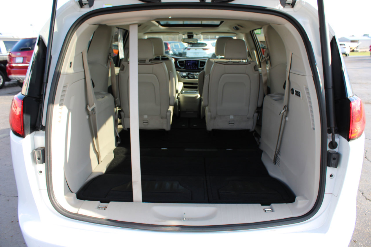 Used 2018 Chrysler Pacifica Limited image 10