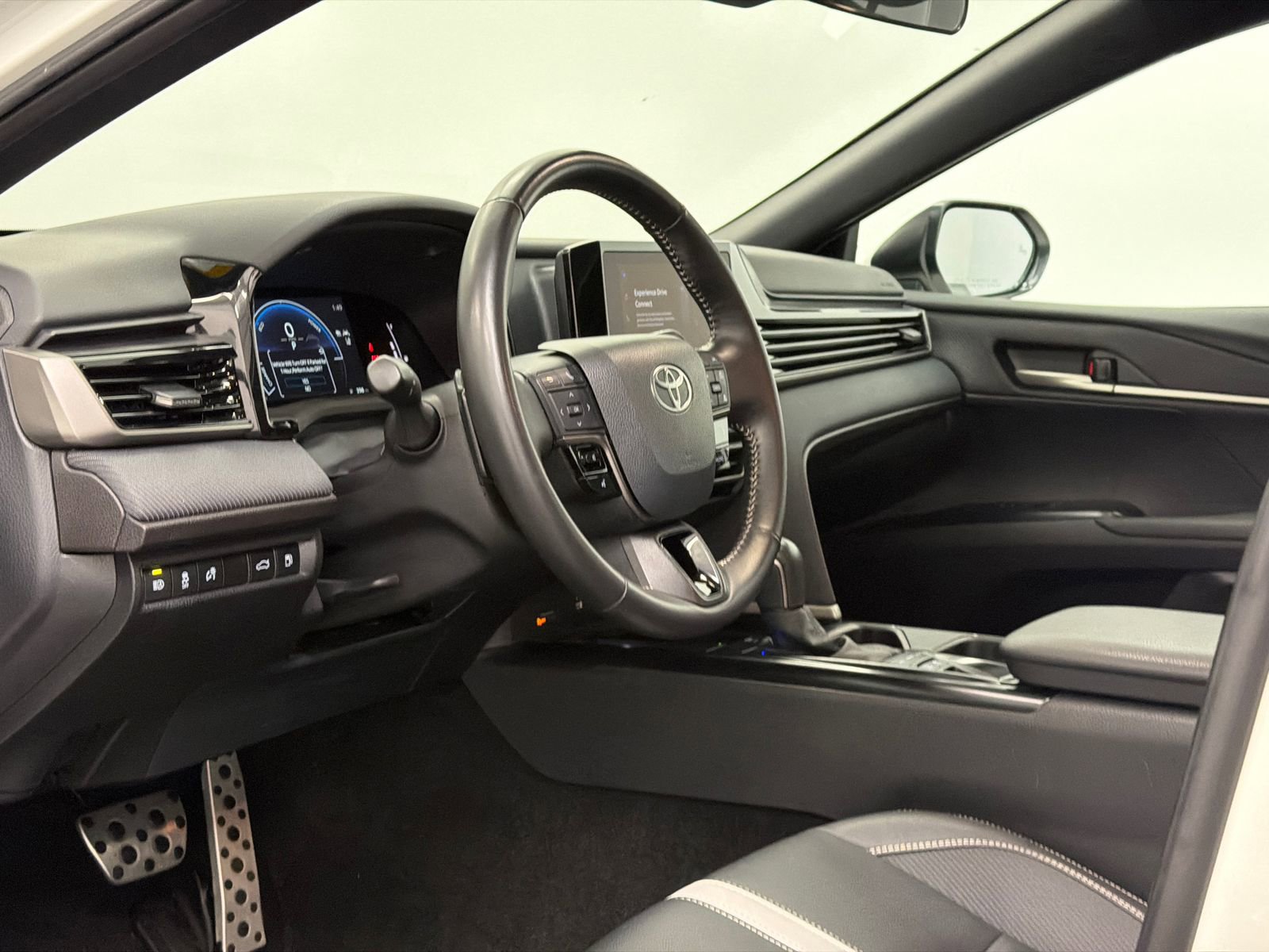 Used 2025 Toyota Camry SE image 13