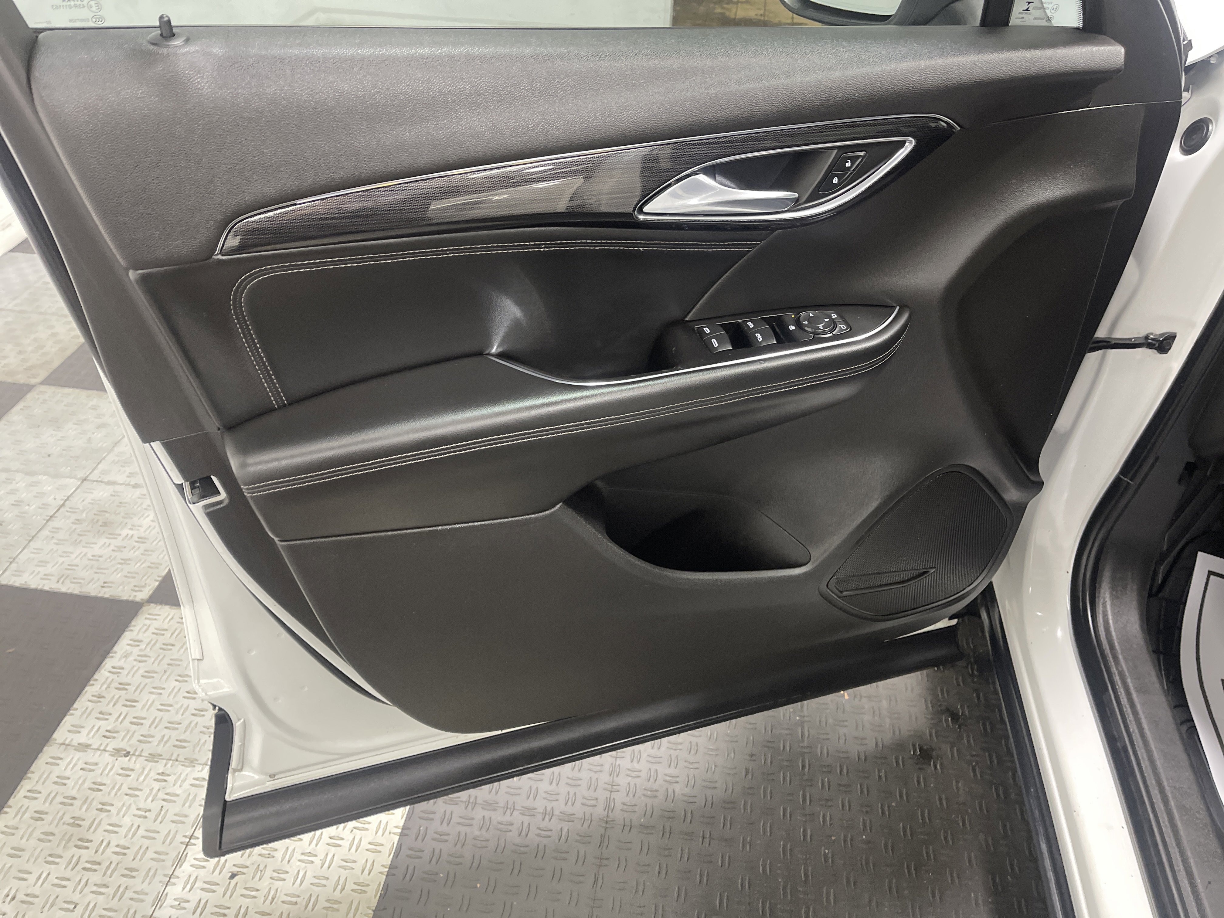 Used 2023 Buick Envision Preferred image 9