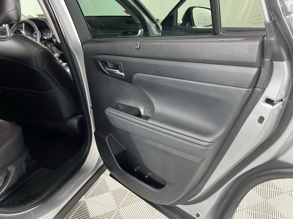 Used 2024 Toyota Highlander XLE image 31