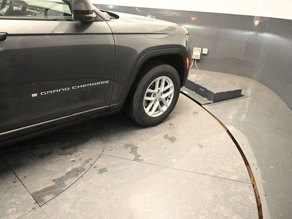 Used 2023 Jeep Grand Cherokee L Laredo image 25