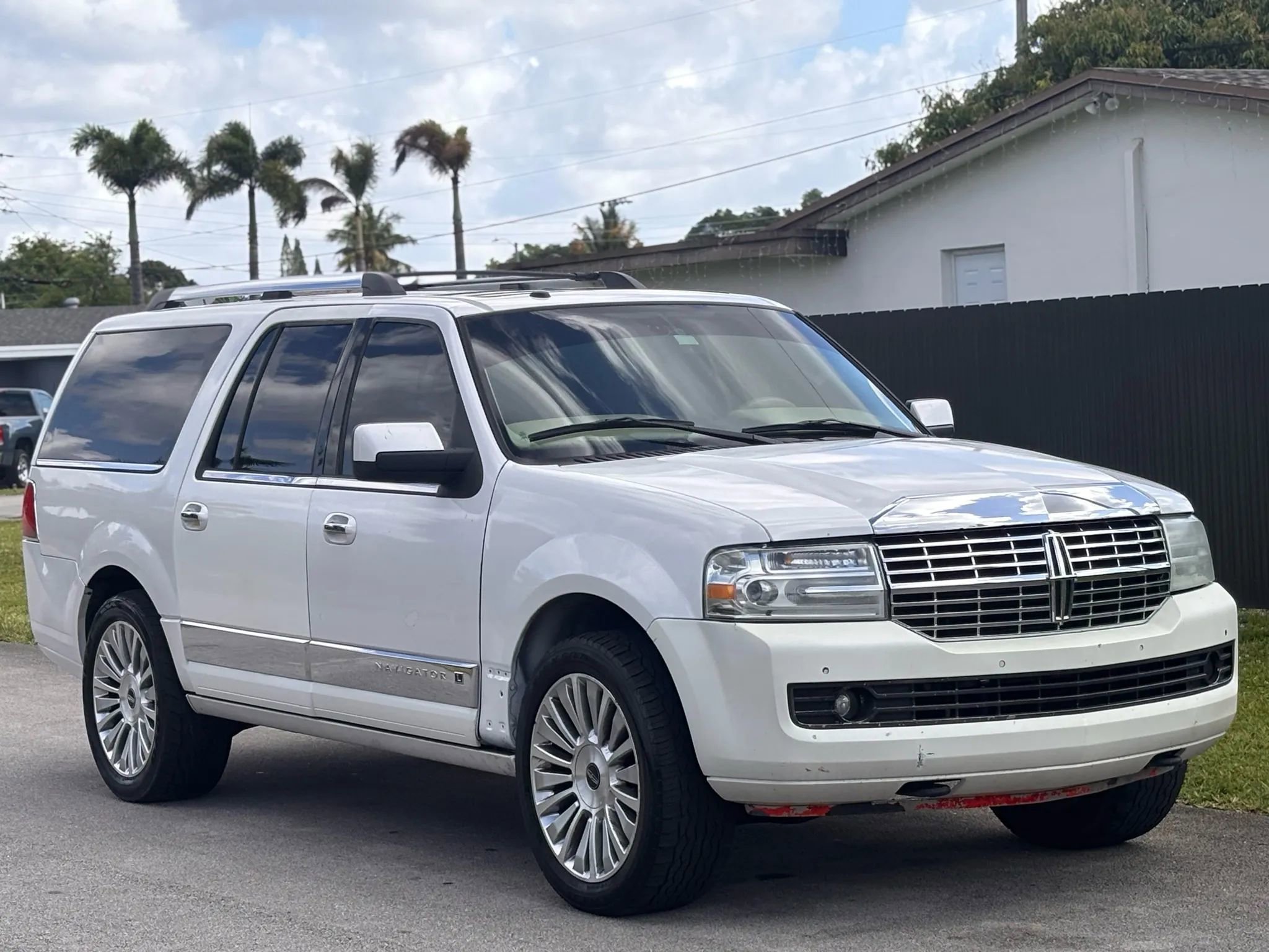 Used 2010 Lincoln Navigator L 4WD image 1
