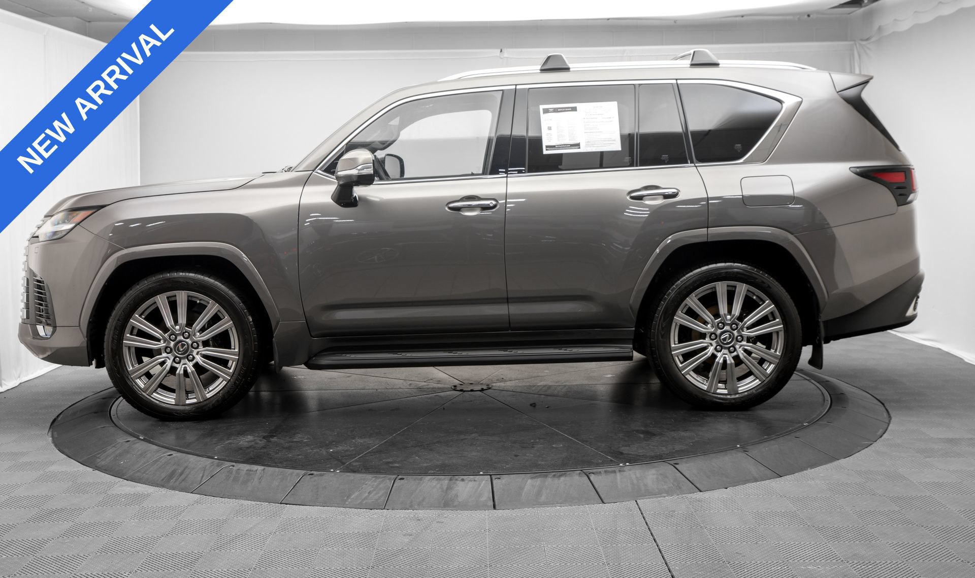 Used 2022 Lexus LX 600 4WD w/ Accessory Package (Z1) image 4