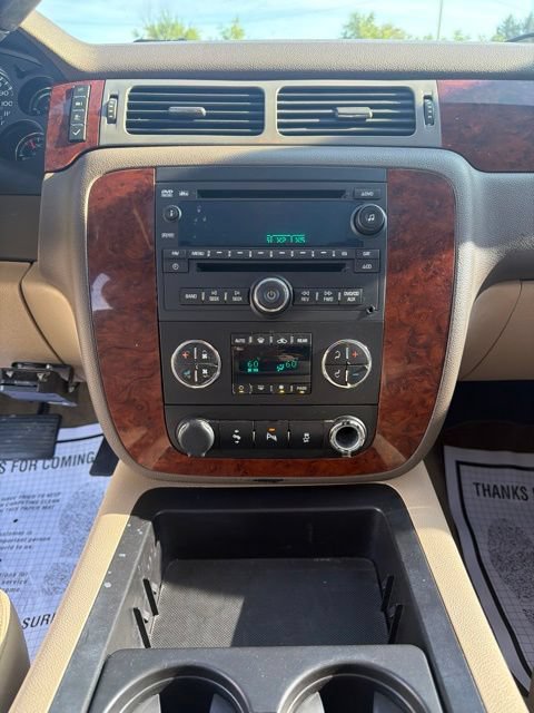 Used 2014 Chevrolet Suburban LT RWD image 16