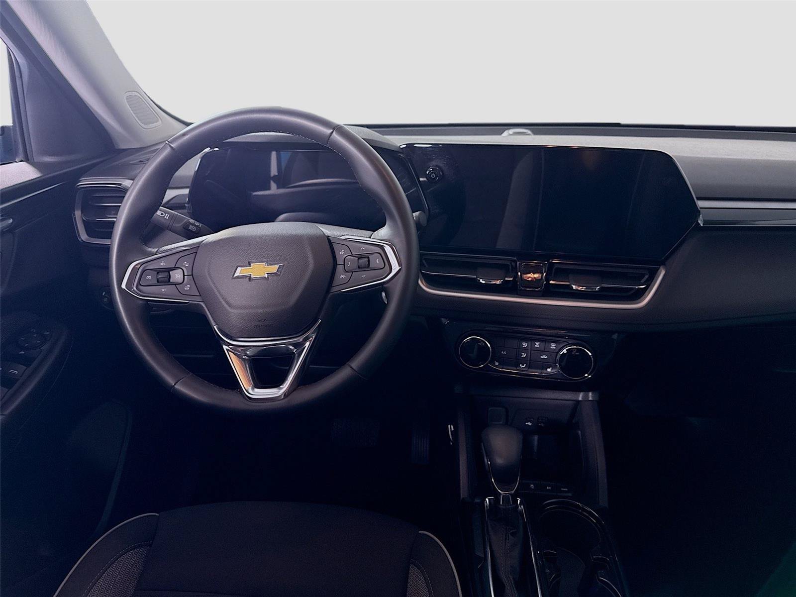 Used 2025 Chevrolet TrailBlazer LT w/ LT Cold Weather Package AWD/4WD image 2