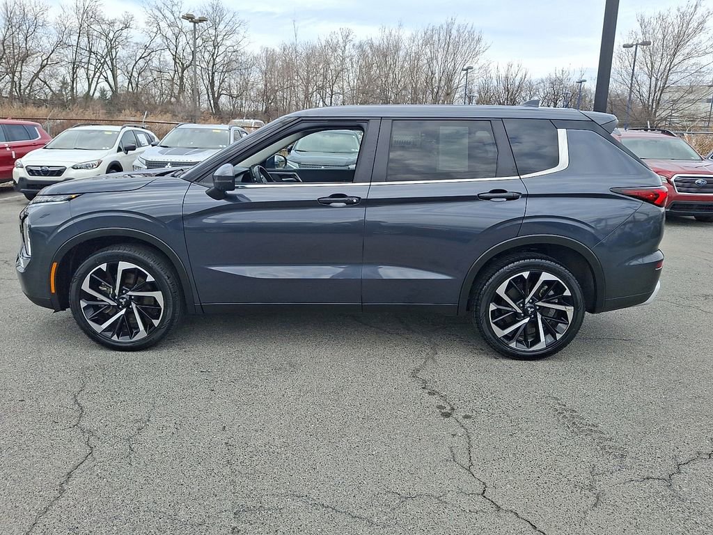 Used 2024 Mitsubishi Outlander SE Black Edition image 9