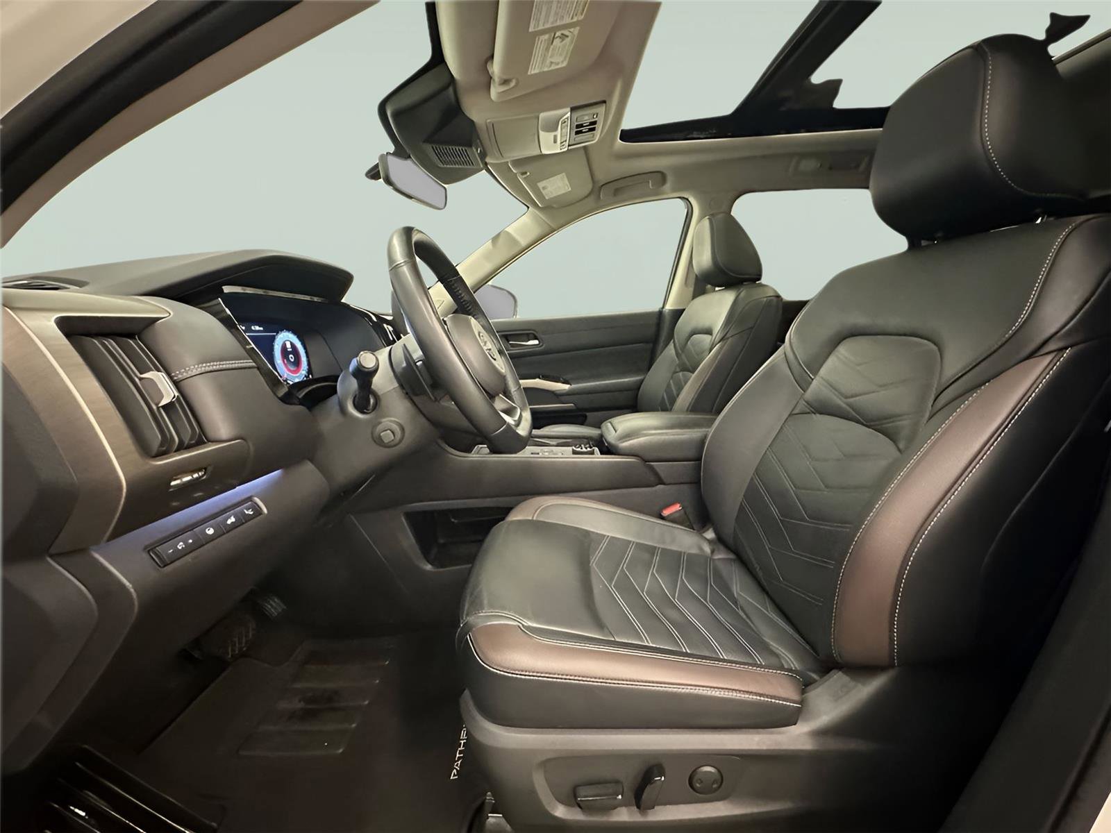 Used 2024 Nissan Pathfinder Platinum w/ Cargo Package image 23