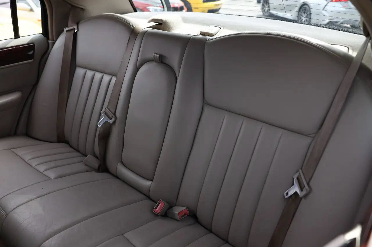 Used 2006 Lincoln Town Car Signature image 8