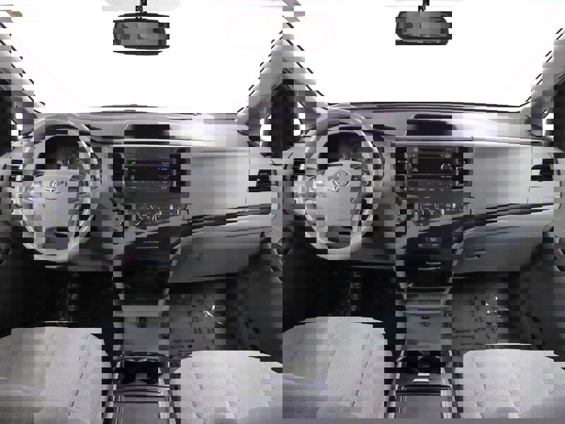 Used 2014 Toyota Sienna LE image 9