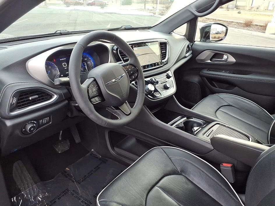 Used 2023 Chrysler Pacifica Limited w/ S Appearance Package image 15