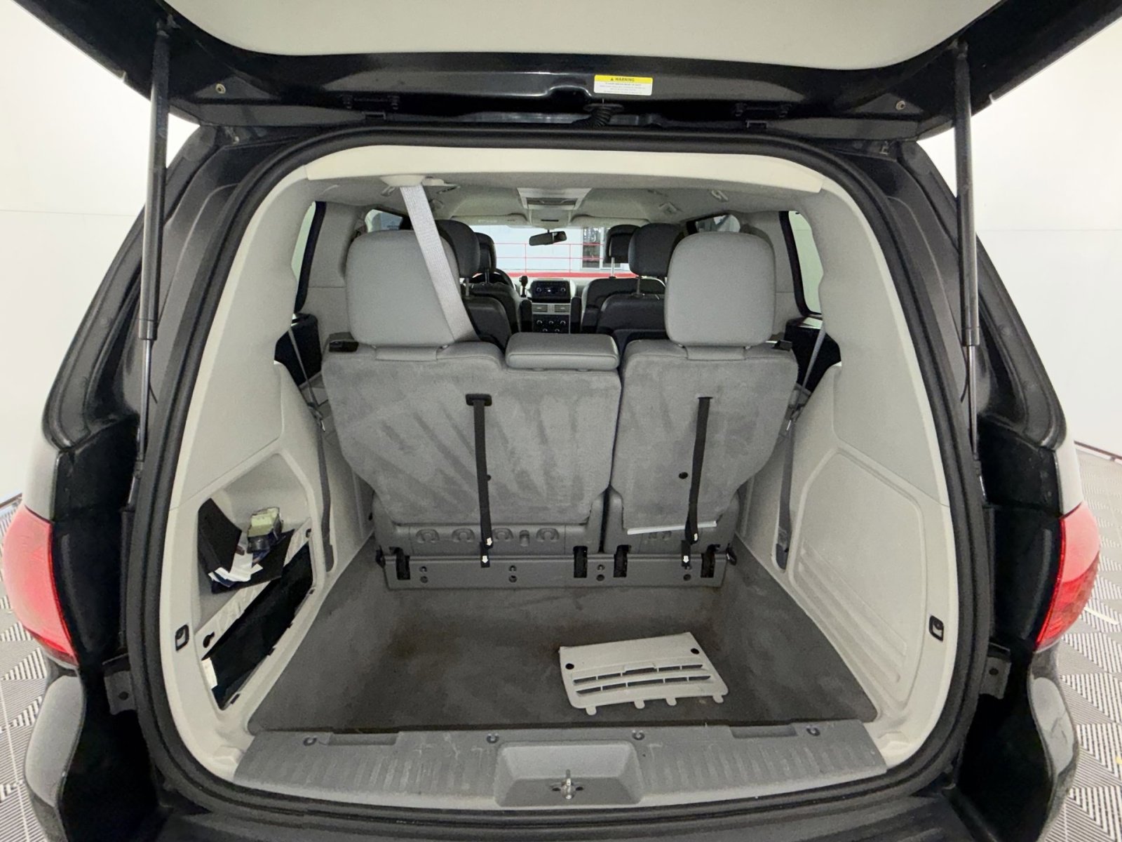 Used 2011 Volkswagen Routan SE image 24